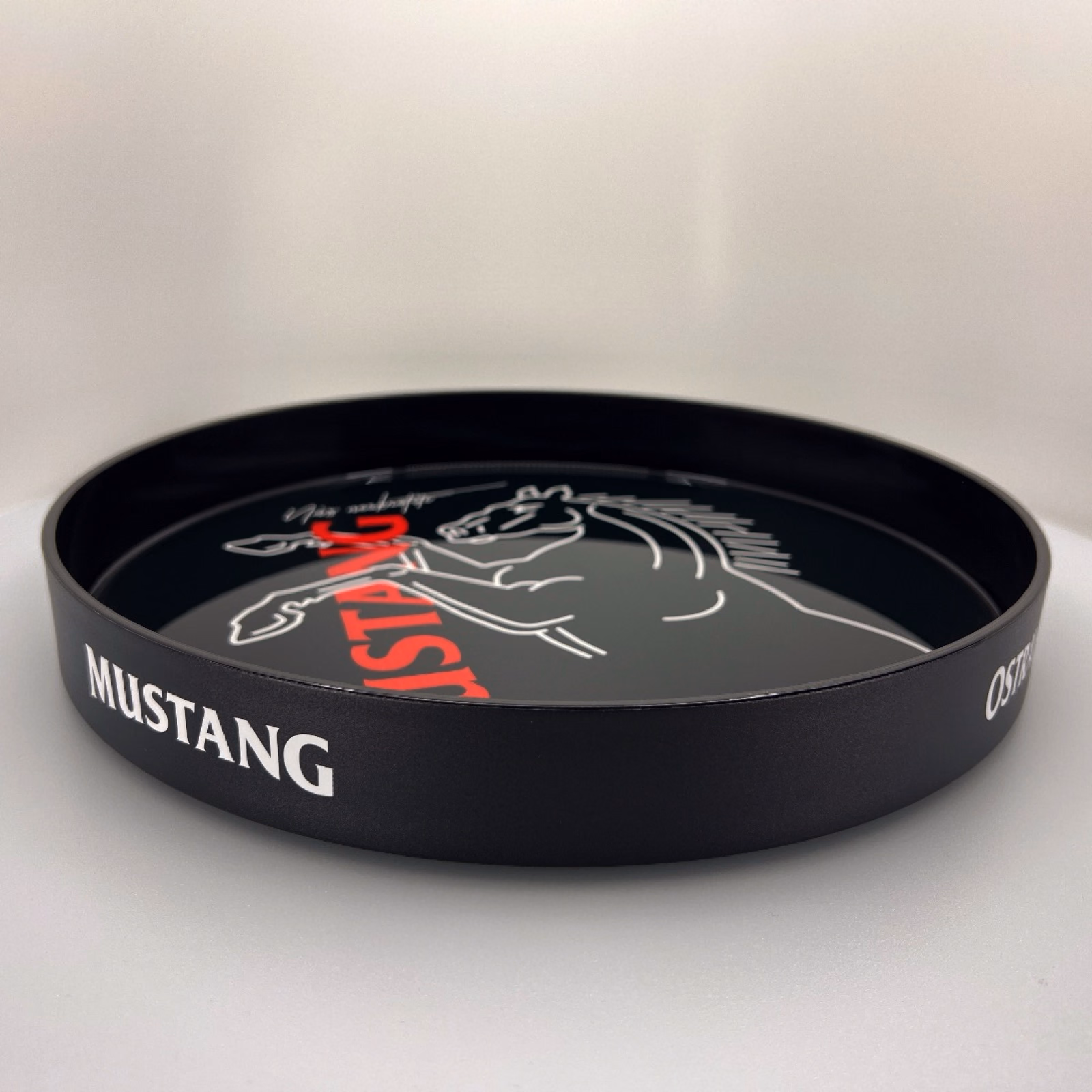 Černý reklamní podnos Mustang