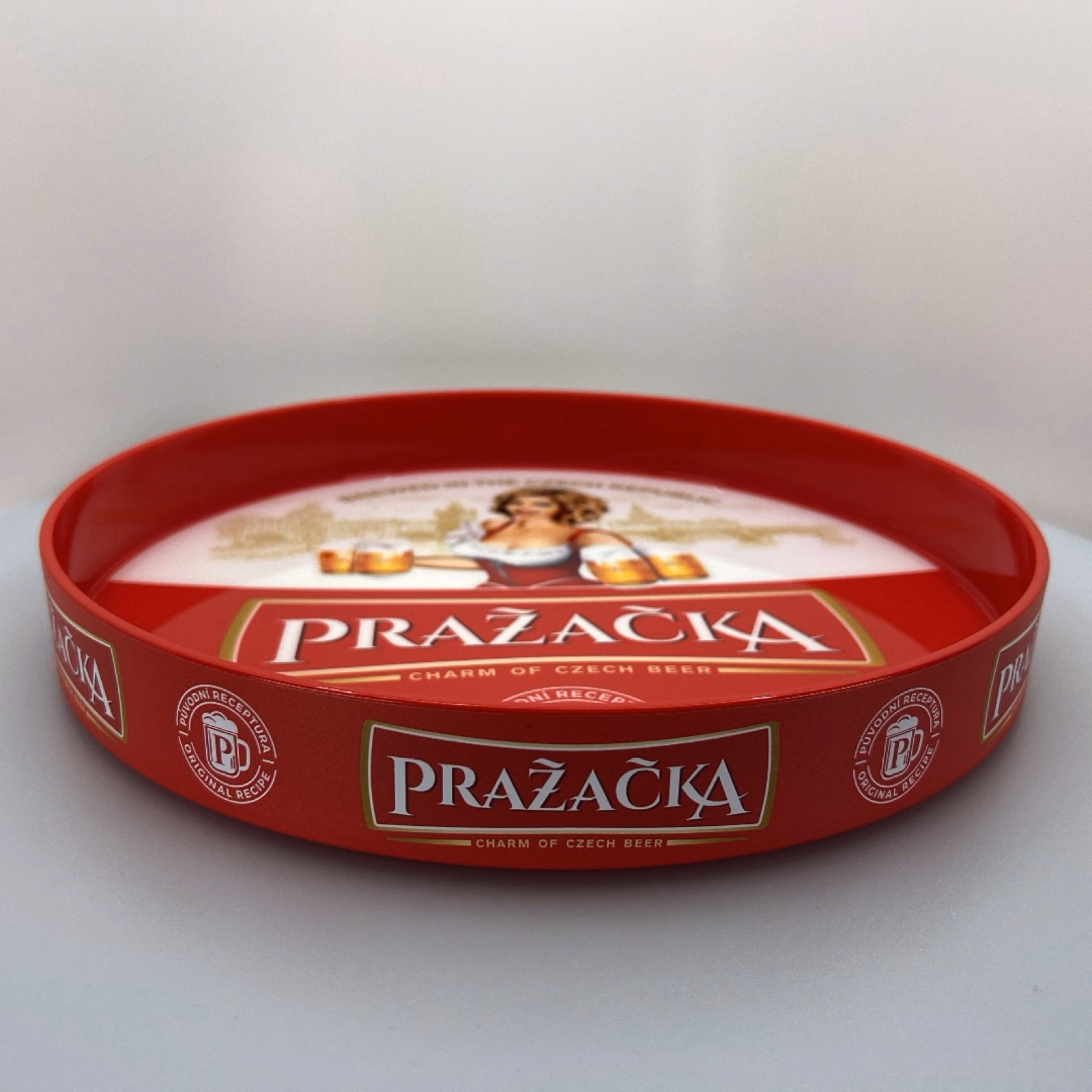 Červený reklamní podnos Pražačka